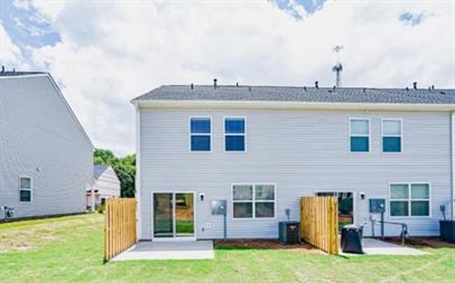 Building Photo - Spacious 3/2 Available On October 1st!