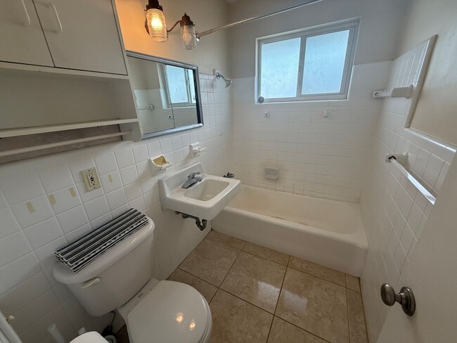 Building Photo - Highly Desired Tyrone home 2/1.5