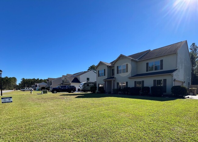 Building Photo - 5 bedroom 3 1/2 bathroom home