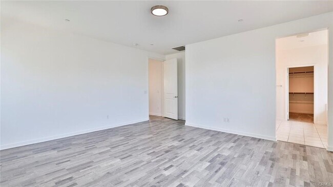 Building Photo - 2832 E Clementine Dr