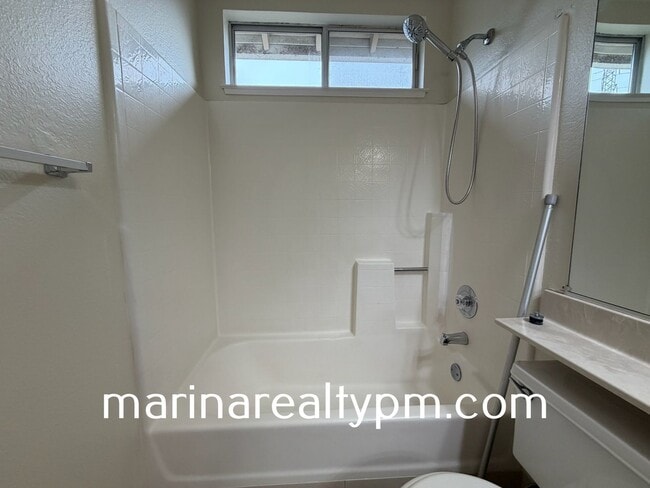 Building Photo - Glen Cove Beauty 3 bed 2.5  bath 2 Story home in established neighborhood