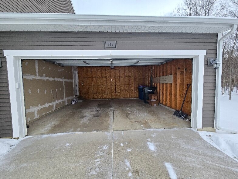 Building Photo - 717 Wild Flower Dr