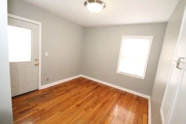 Building Photo - This 4br, 2bth home is for someone who wants way more than they pay for. SO Nice!