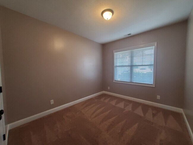 Building Photo - 2244 Lakedale Dr