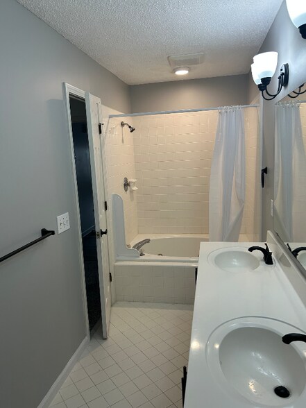 Building Photo - 3016 Weatherby Ct