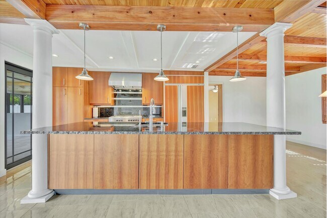 Building Photo - Beautiful West of the Trail 3-Bed/2-Bath H...