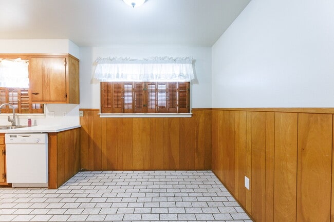 Building Photo - Remodeled throughout, 3/2/1