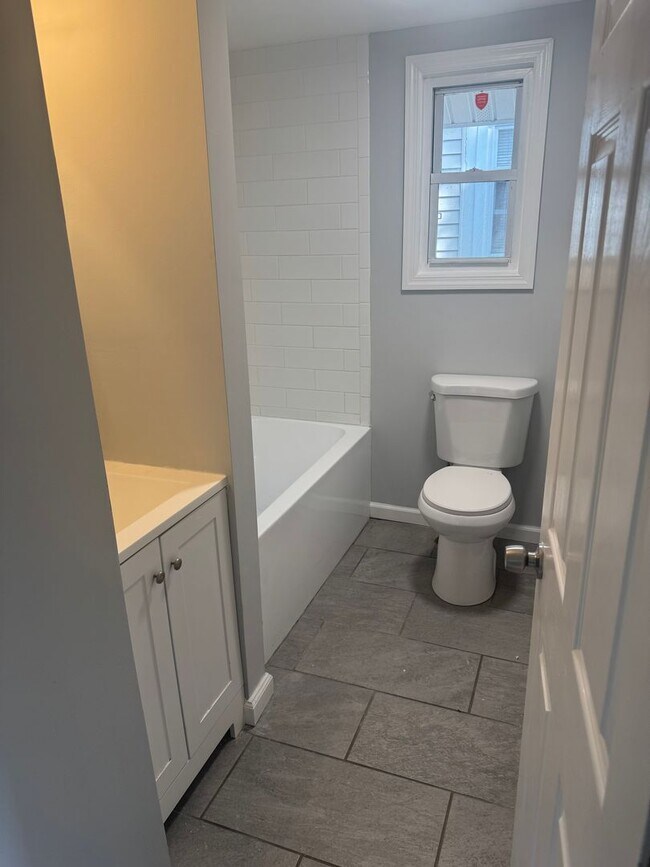 Building Photo - Charming 3 bedroom, 1 bath recently update...