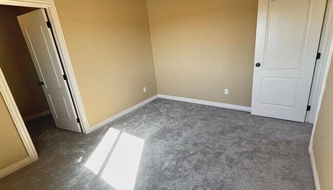 Building Photo - 6 Bedroom, 3.5 Bathroom Single Family Home in Layton Available June 1st!