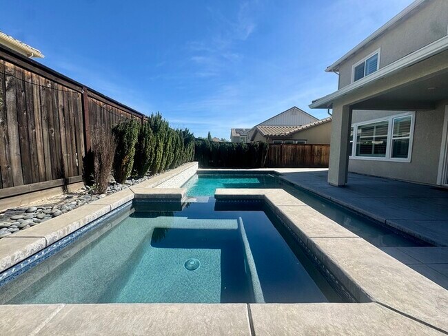 Building Photo - Stunning 5BR Home with Pool, Loft & 3-Car Garage!