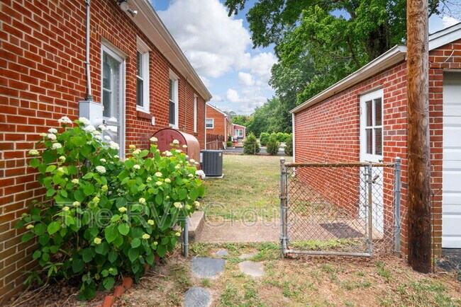 Building Photo - 10530 Lambeth Rd