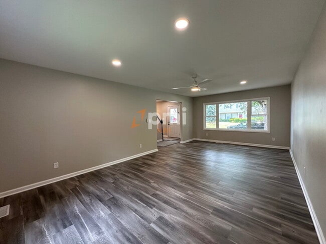 Building Photo - 397 Briarwood Dr
