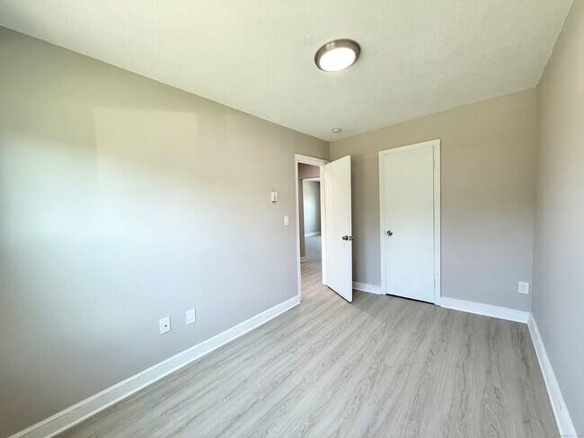 Building Photo - 208 Point Beach Dr