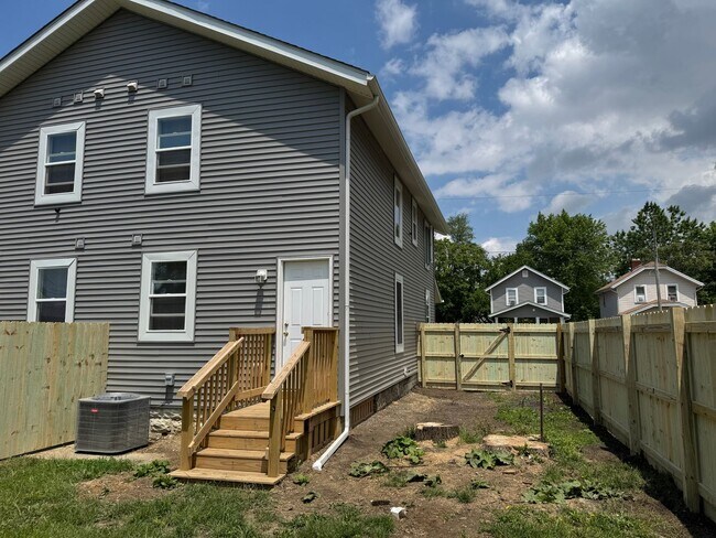 Building Photo - 931-933-933 Lawrence Dr