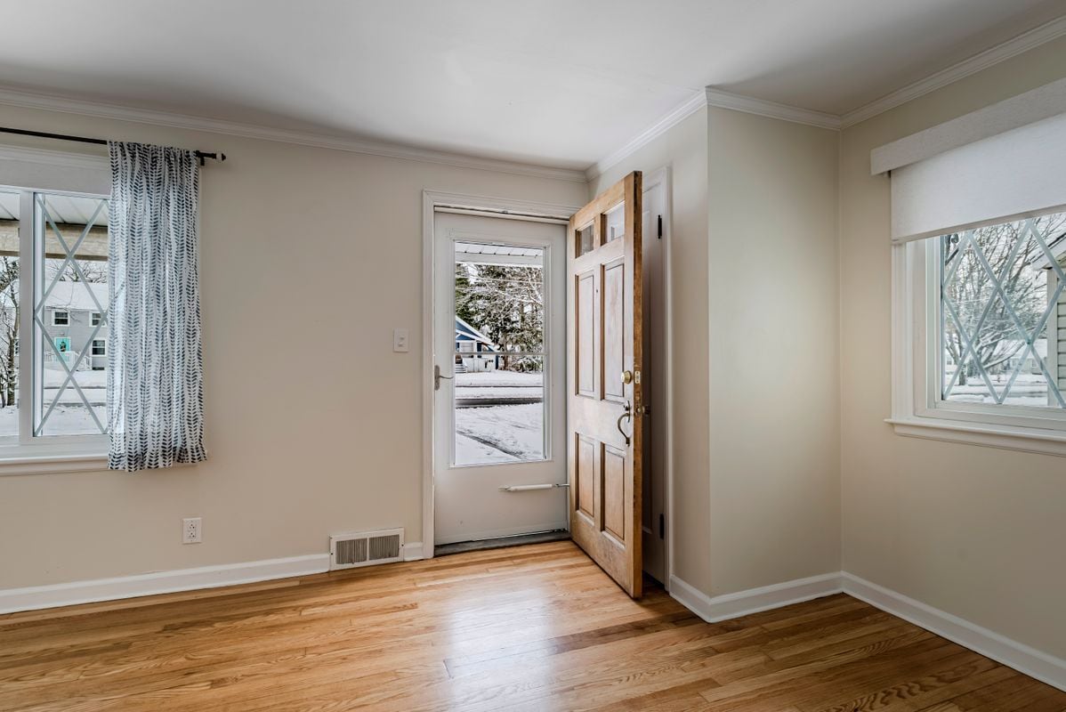 Building Photo - 602 E Garden St