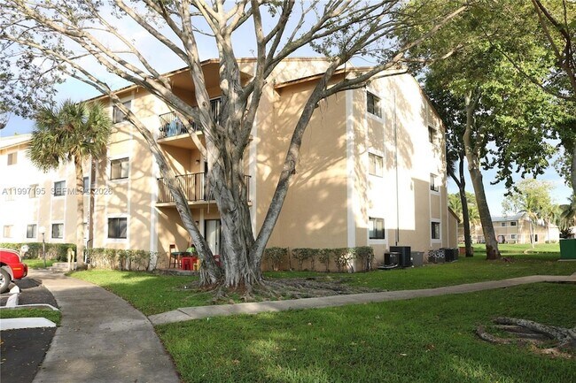 Building Photo - 9491 Palm Cir S