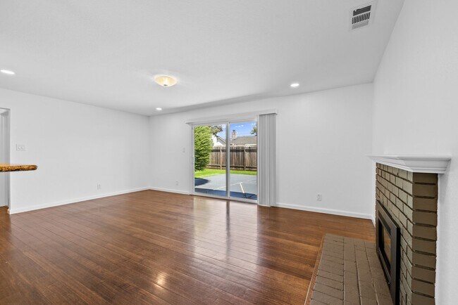 Building Photo - Updated 4 Bedroom 2 Bath North Napa Home