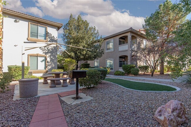 Building Photo - 2305 W Horizon Ridge Pkwy