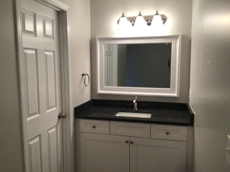 Building Photo - 513 Allis Pl W