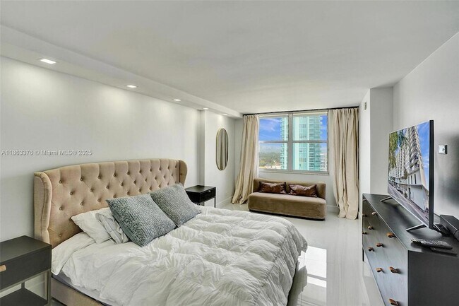 Building Photo - 6039 Collins Ave