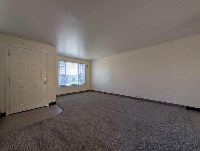 Building Photo - 2-Bedroom, 1-Bath 2-Story Townhouse Apartment Off Bailey Hill!