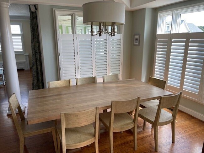 Building Photo - Immaculate 4 bedroom 3.5 bath Home at North End