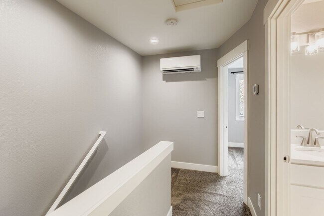 Building Photo - 3771 SE 43rd Ave