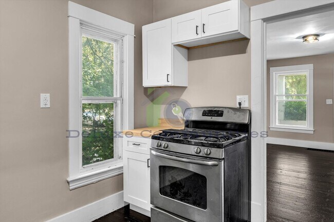 Building Photo - Remodeled 3BR + Flex Room | Steps from Leo...