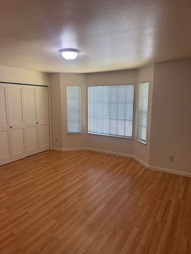 Building Photo - Great 2 Bedroom 2 Bath Townhouse