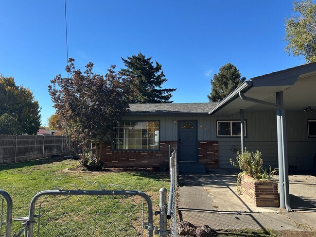 Primary Photo - Spacious 4 Bedroom Home with Fireplace & F...