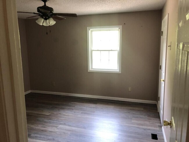 Building Photo - 1129 Miller Dr