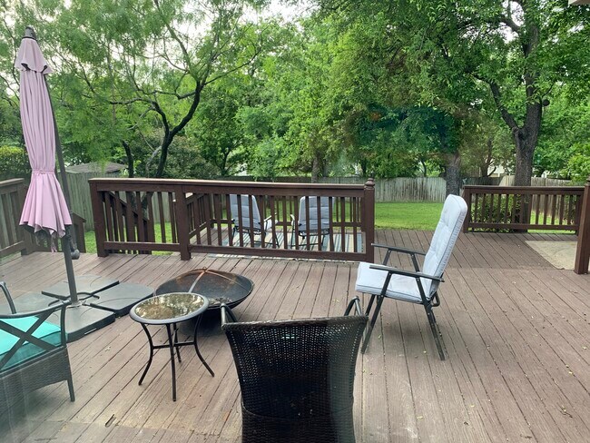Upper Deck - 3826 Tavern Oaks