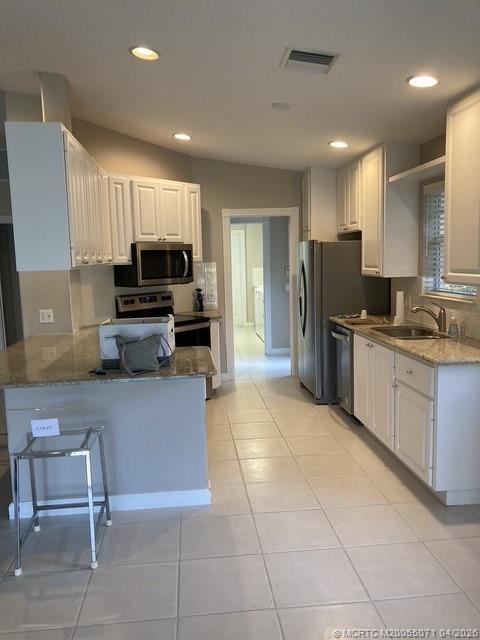 Building Photo - 8952 SE Retreat Dr