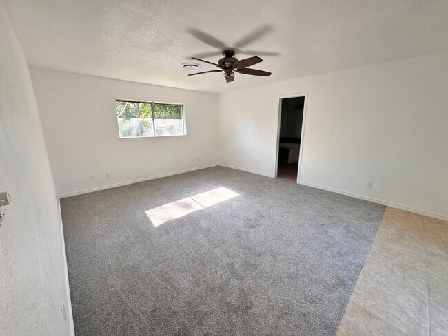 Building Photo - 4 Bedroom Updated Spacious Home!