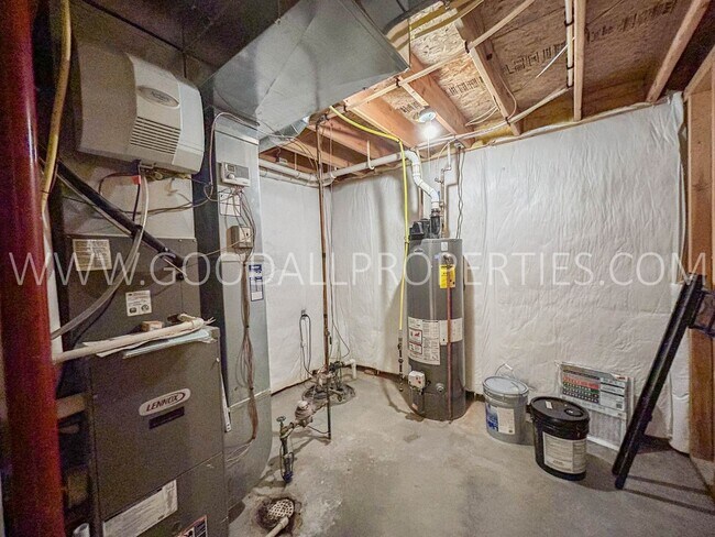 Building Photo - 3 Bedroom, 2.5 Bathroom in West Des Moines