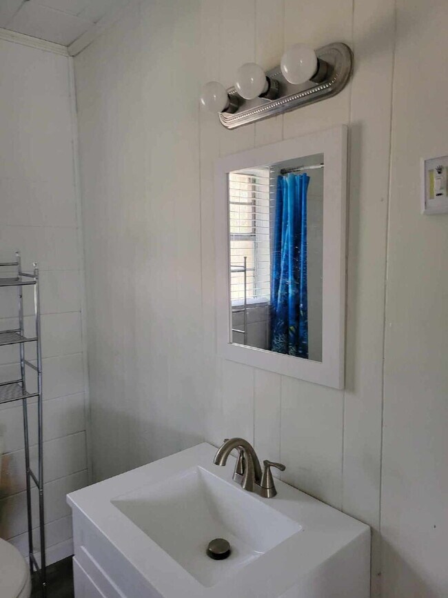 Building Photo - 2/1 located in Leakesville