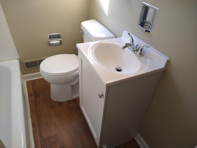 Building Photo - 1510 N Platte Ave