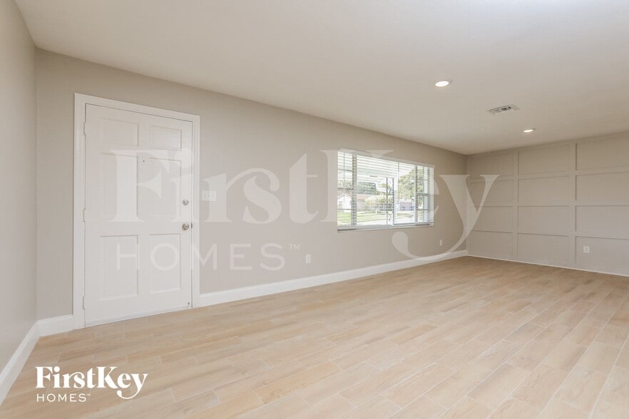 Building Photo - 7033 Crestlake Dr