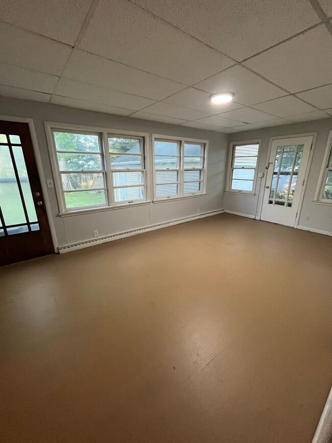 Building Photo - 2 Bedroom 1 Bath Home available for Rent in Rockford