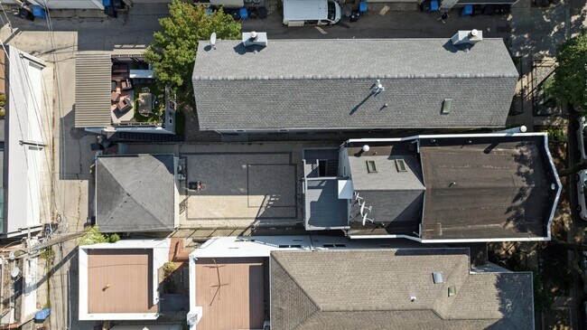 Building Photo - 1516 W Nelson St