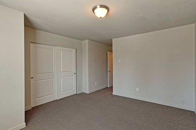 Building Photo - Northlake Court - 3 Bdrm Townhome Avail Now!