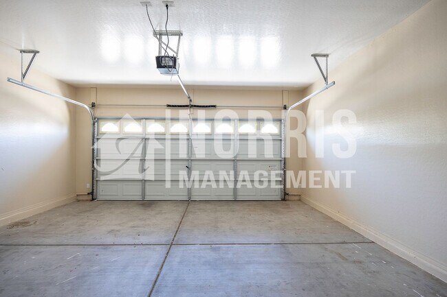 Building Photo - Great Home, Location and Move-In Ready!