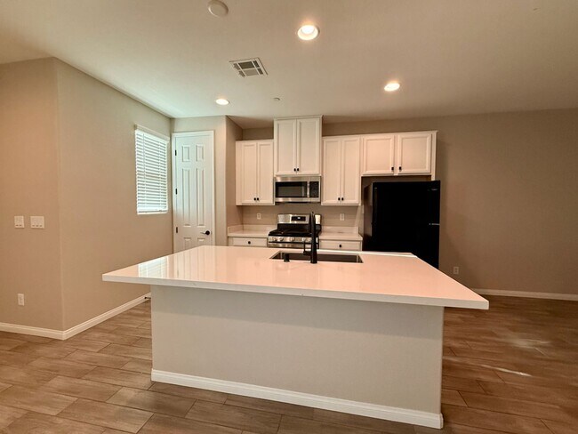 Building Photo - 3 BED 2.5 BATH 2 CAR GARAGE MODERN TOWNHOM...