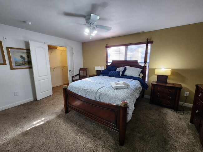 Building Photo - Gated 2 Bedroom Condo - Furnished