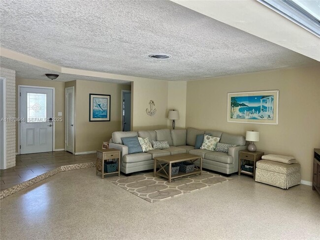 Building Photo - 1241 Manor Dr