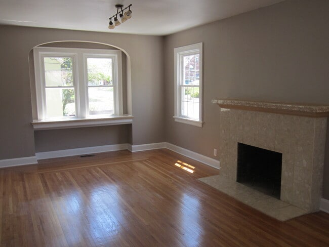 Building Photo - Updated 2 Bedroom 2.5 Bath in Pleasant Ridge Inc. Finished Basement with Bonus Room
