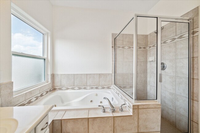 Building Photo - 2402 Calumet St