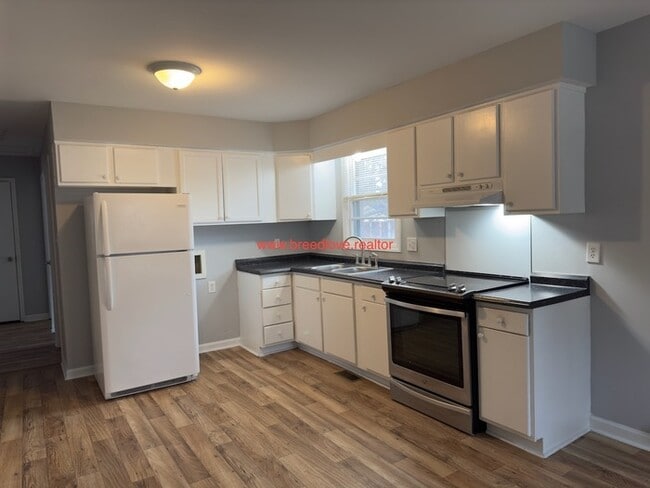 Building Photo - 800 Randolph St S