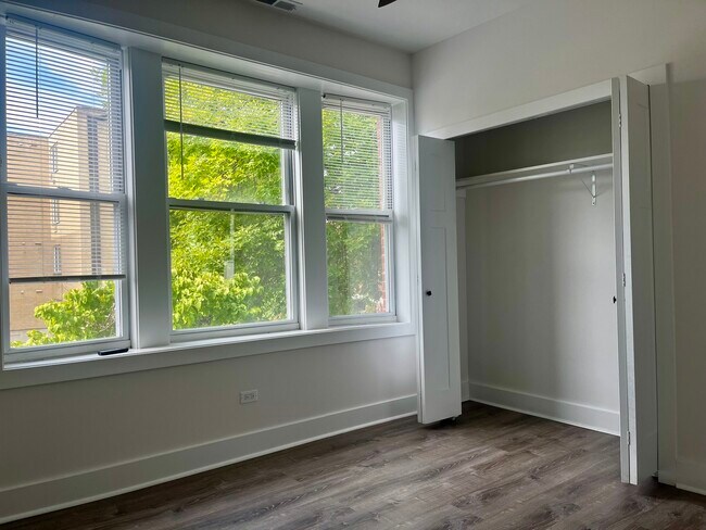 Building Photo - 5321 N Damen Ave