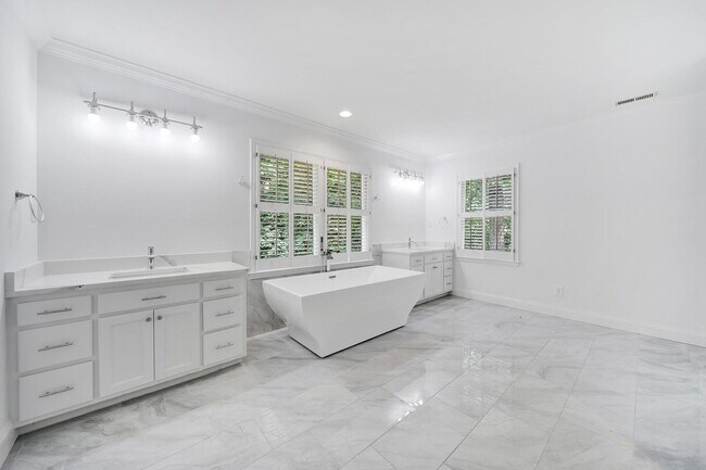 Building Photo - Beautiful Five Bed Three and Half Bath Hom...